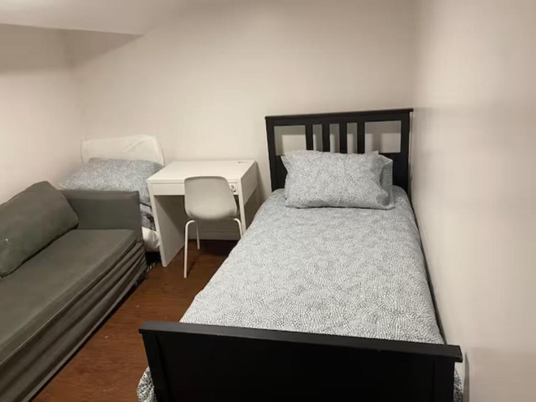 Basemewnt Room With Private Bathroom 36C Toronto Exterior photo